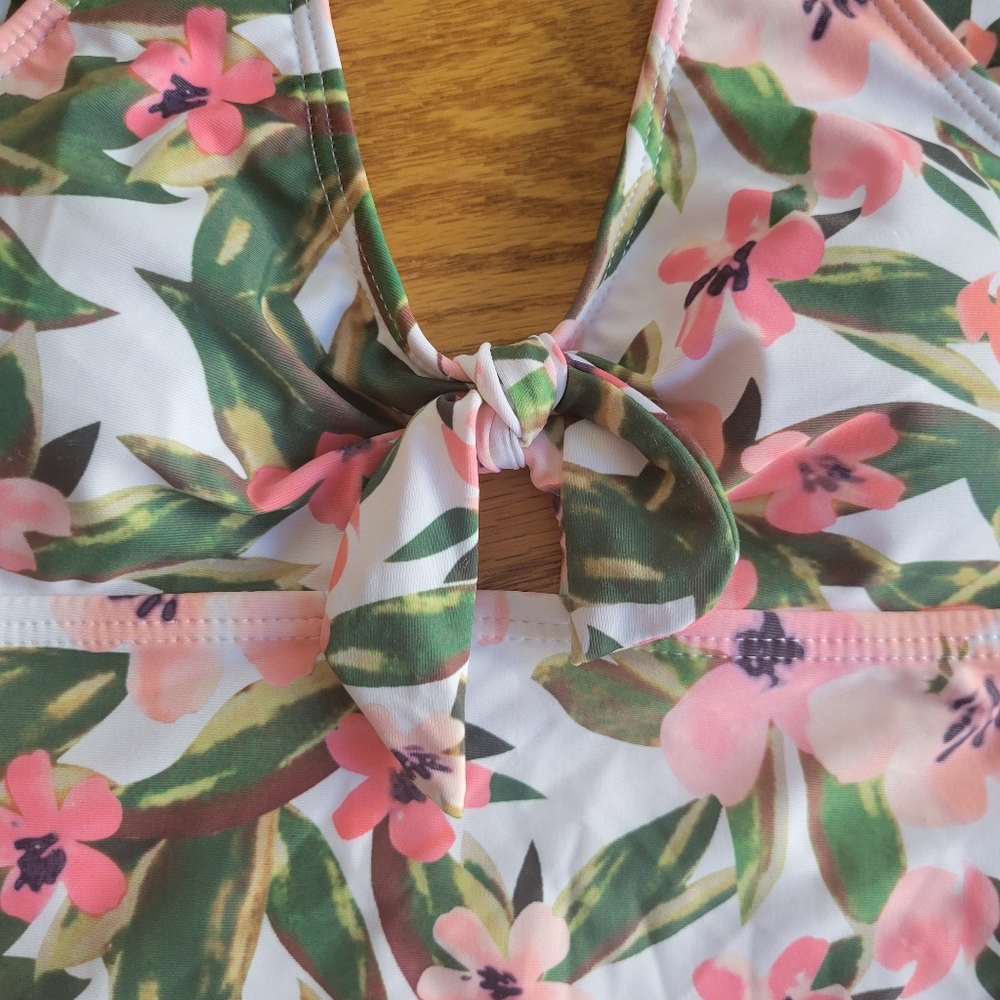 🌟 NWT BEACHSISSI ⛱️ One Piece Flirty Floral Women's Swimwear Size M Ruffles - Picture 3 of 8